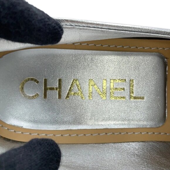 CHANEL CC logo loafers Size 37C Leather Silver - Picture 14 of 16